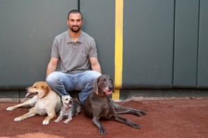 Markakis and some dogs he found running away from Chris Davis.